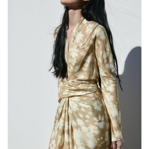 Zara BLOGGERS FAVORITE wrap dress - Picture 10 of 13